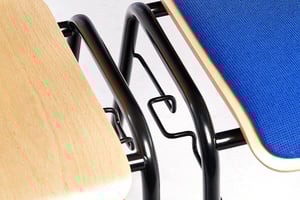 Verbinder zum einhaken sind fest an der Querstange des Gestells integriert