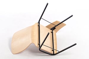 Sitzschale aus Holz und Stahlrohrgestell sind fest miteinander verbunden
