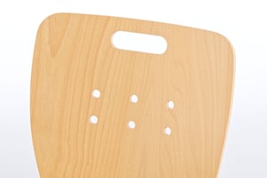 Auf Wunsch können verschiedene Ausfräsungen in der Rückenlehne gewählt werden