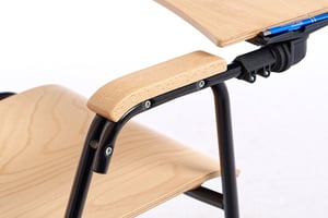 Das Arbeitstischchen ist stabil am Stuhl befestigt