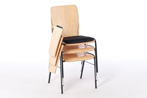 Der Florida ST kann ganz praktisch mitsamt des Tischchens gestapelt werden