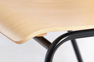 Die Sitzschale besteht aus gebogenem Schichtholz