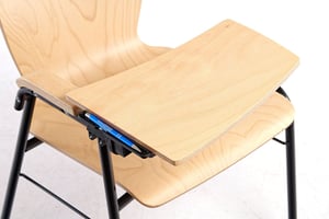 Eine Ablagerille dient der Aufnahme von Schreibgeräten