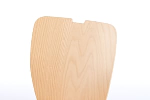 Eine Ausfräsung in der Rückenlehne als Taschenhalter in möglich