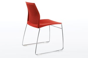 Das ergonomische Design der stapelbaren Kufenstühle lädt zum verweilen ein