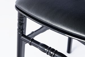 Die gepolsterte Sitzfläche ist ohne sichtbare Naht an der Sitzfläche angebracht