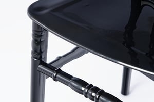 Mit vielen Details sind die Stuhlbeine verarbeitet