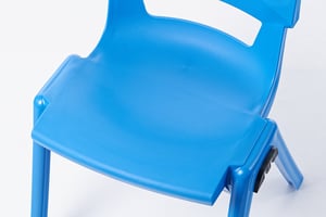 Die Kunststoffsitzfläche ist sehr robust und pflegeleicht