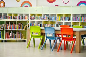 Die farbigen Kinderstühle Granada geben jeer Kinderecke einen freundlichen Blickfang