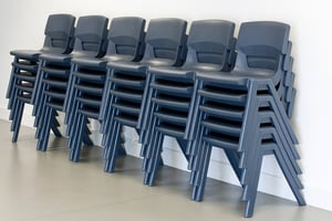Unsere Kunststoffstühle Granada KIDS lassen sich senkrecht hoch und sehr platzsparend stapeln