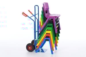 Mit der Stuhlkarre können die Schülerstühle schnell transportiert werden