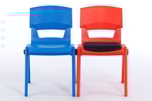 Verbunden stehen die Granada Kunststoffstühle fest aneinander