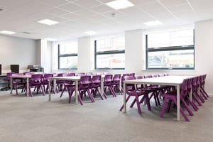 Für Arbeitsgruppen eignen sich unsere pflegeleichten Granada Stühle gut