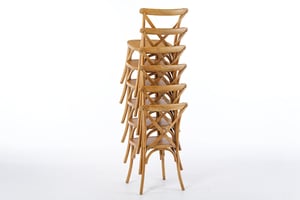 Auch hoch gestapelt fällt der Stapelstuhl nicht um