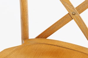 Das Holz ist hochwertig verarbeitet