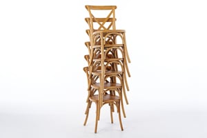 Der Holzstuhl Halmstadt kann hoch gestapelt werden