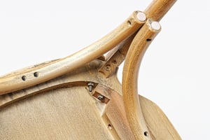 Die Schrauben halten jeden Teil des Stules sicher zusammen