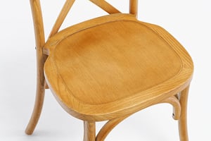 Die leicht gekrümmte Sitzschale macht den Stuhl gemütlich