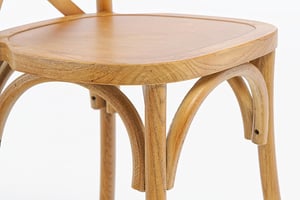 Die runden Elemente unterhalb der Sitzfläche machen den Stuhl ästhetischer