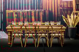 Ein robuster Holzstuhl für Restaurants