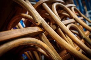 Feste Stuhlstapel für wenig Lagerplatz