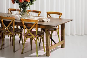 Hochwertig verarbeitete Holzstühle für Cafes