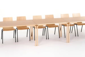 Die Havanna Stühle und die Holztische Rom ergeben ein harmonisches Bild