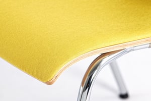 Die Sitzfläche ist im Kniekehlenbereichnach unten gerundet