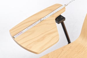 Die Länge der Schreibtablare beträgt 39 cm