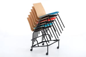 Die Stuhlstapel lassen sich mit dem Wagen verschieben