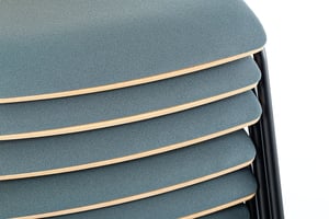 Die gebogene Sitzfläche läd zum bequemen Sitzen ein