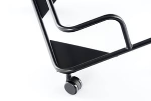 Auf unserem praktischen Transportwagen können unsere Havanna VP Schalenstühle unkompliziert transportiert und bei Bedarf auch direkt sicher eingelagert werden