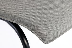 Die Sitzfläche ist vorne angenehm nach unten gebogen