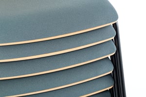 Die bequeme Sitzfläche ist vorne gebogen