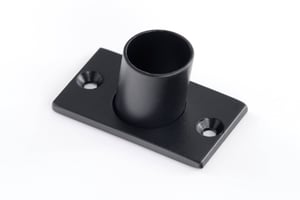 Mit zwei Schrauben kann die Panikverankerung in den Boden geschraubt werden, sodass die Reihe sicher fixiert ist