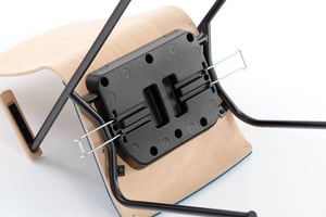 Optional können Reihenverbinder unterhalb der Sitzschale angebracht werden, sodass die Stapelstühle optimal für Säle, Großveranstaltungen und Reihenbestuhlung geeignet sind