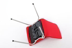 Unter der Sitzschale sind Stuhlverbinder versteckt