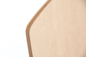 Die Buchenschale ist beidseitig mit Laminat bezogen