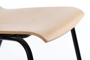 Die Sitzschale ist vorne leicht gebogen