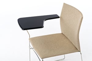 Das robuste Tischchen und die gepolsterte Sitzfläche ergeben einen luxuriösen Konferenzstuhl