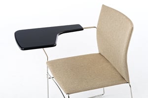 Mit Arbeitsfläche ist der Ibiza SP RP ST ein variabel einsetzbarer Seminarstuhl