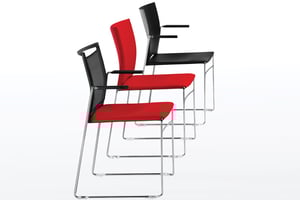 Die ergonomischen Besucherstühle besitzen stabile und ansprechende Kufengestelle und tragen somit zu einem optimalen Raumklima bei