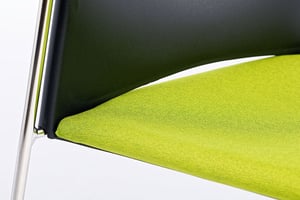 Die Polster sind sauber mit Stoff bezogen