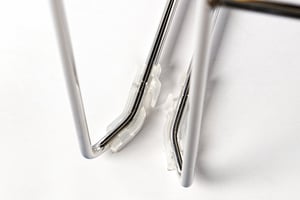 Die Stuhlverbinder werden einfach ineinander geschoben