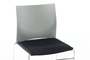 Unser Kunststoffstuhl Ibiza SP kann in grauer Kunststofffarbe gewählt werden