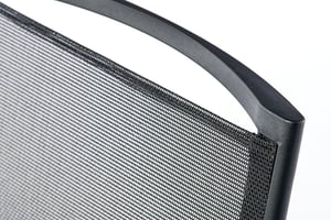 Variante der Kunststofflehne ist die Bespannung mit Netzstoff