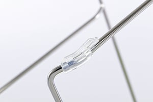 An den Kufen fallen die transparenten Stuhlverbinder nicht auf