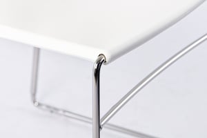 Das Stuhlgestell ist aus verchromtem Stahlrohr hergestellt