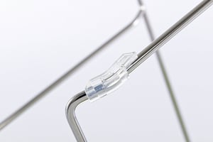 Bodenschützer aus Kunststoff sind am Stahlrohr befestigt