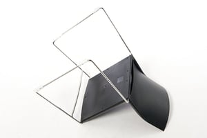 Das Stuhlgestell besteht aus einem filigranen Stahlrohrgestell